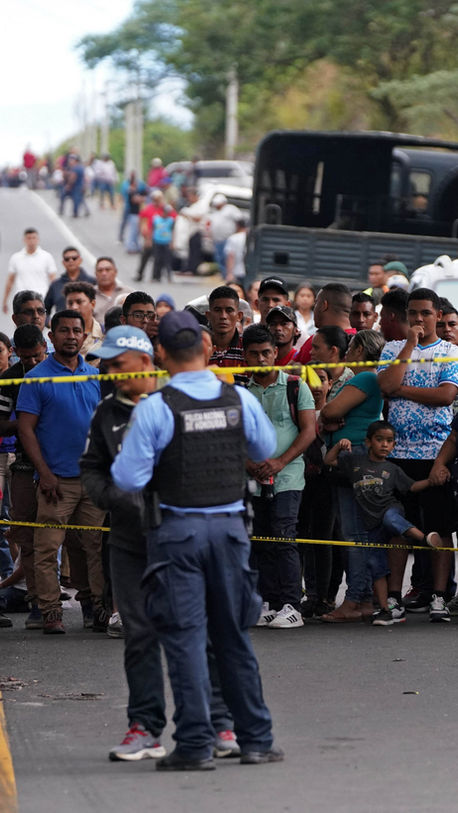 10 muertos y al menos 30 heridos al precipitarse un autobús en Honduras