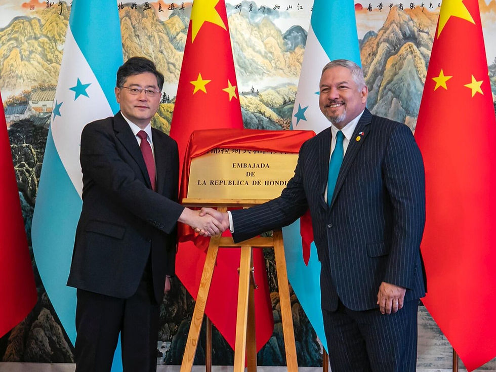 El canciller hondureño, Eduardo Enrique Reina (derecha), durante la inauguración de la embajada de China en el país centroamericano | Fotografía cortesía