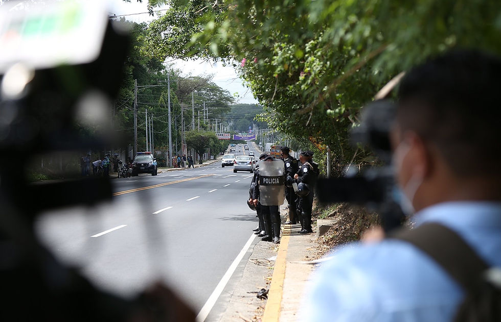 Durante el allanamiento, el fuerte dispositivo policial mantuvo un perímetro para que los medios de comunicación no documentaran los hechos, y al menos tres periodistas fueron agredidos por oficiales | Fotografía de Voz de América por Houston Castillo