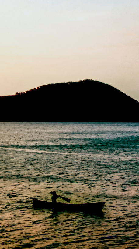 Tensión y resistencia en los Cayos Cochinos: crece conflicto entre los garífunas de Honduras y la industria del entretenimiento