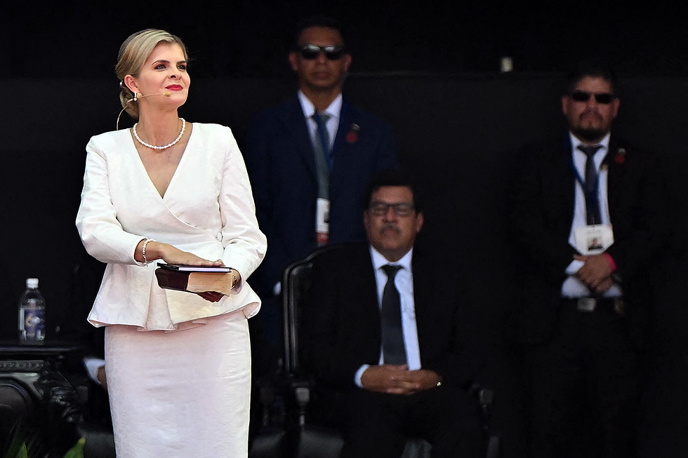 La presidenta costarricense Laura Fernández juró sobre una Biblia (abajo) y una Constitución Política (arriba), en el traspaso del Poder Ejecutivo de 2026. La segunda mujer en el cargo | Fotografía de AFP por Martin Bernetti