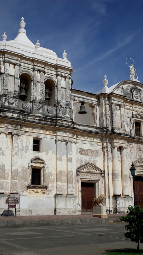 Trabajos de remozamiento generan controversia alrededor de la Catedral de León