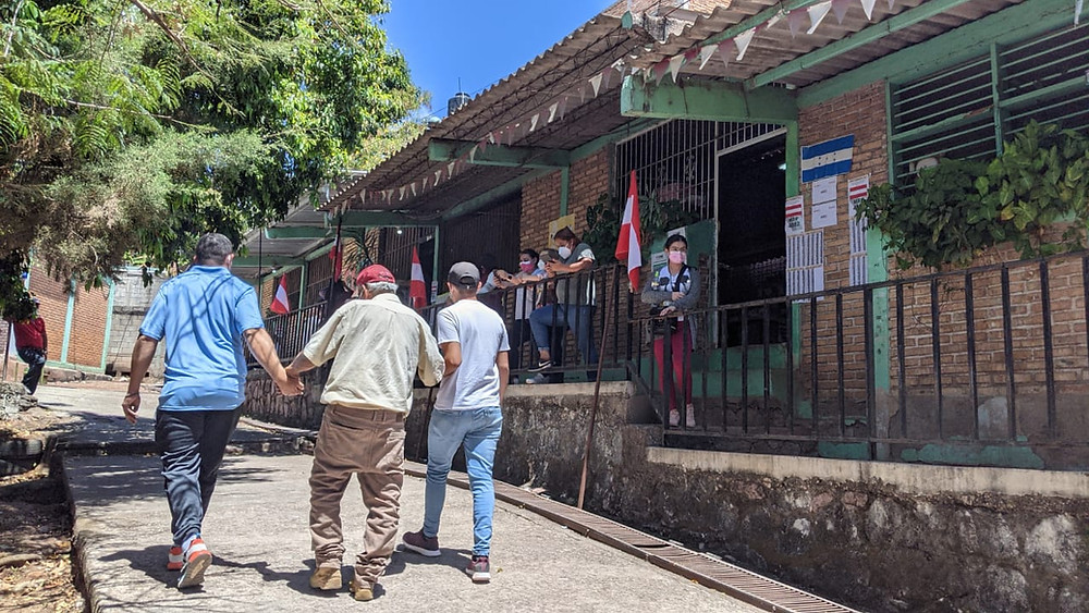 Varios periodistas y medios independientes reportaron una baja afluencia de ciudadanía en las urnas | Fotografía de Coyuntura por Marcia Perdomo