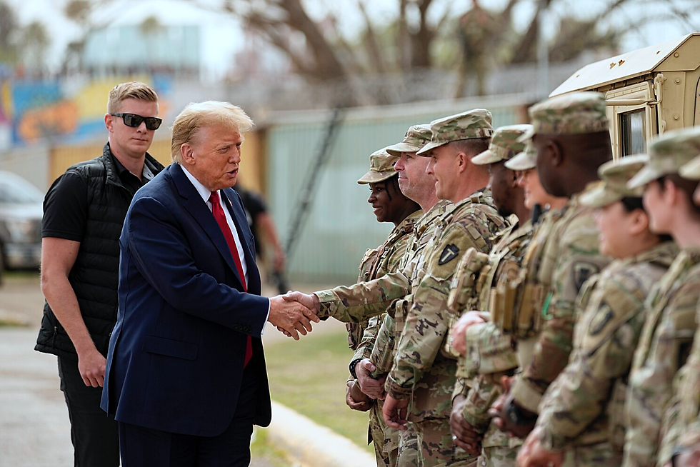 El republicano Donald Trump saluda a miembros de la Guardia Nacional en la frontera entre Estados Unidos y México, el jueves 29 de febrero de 2024, en Eagle Pass, Texas | Fotografía de AP por Eric Gay