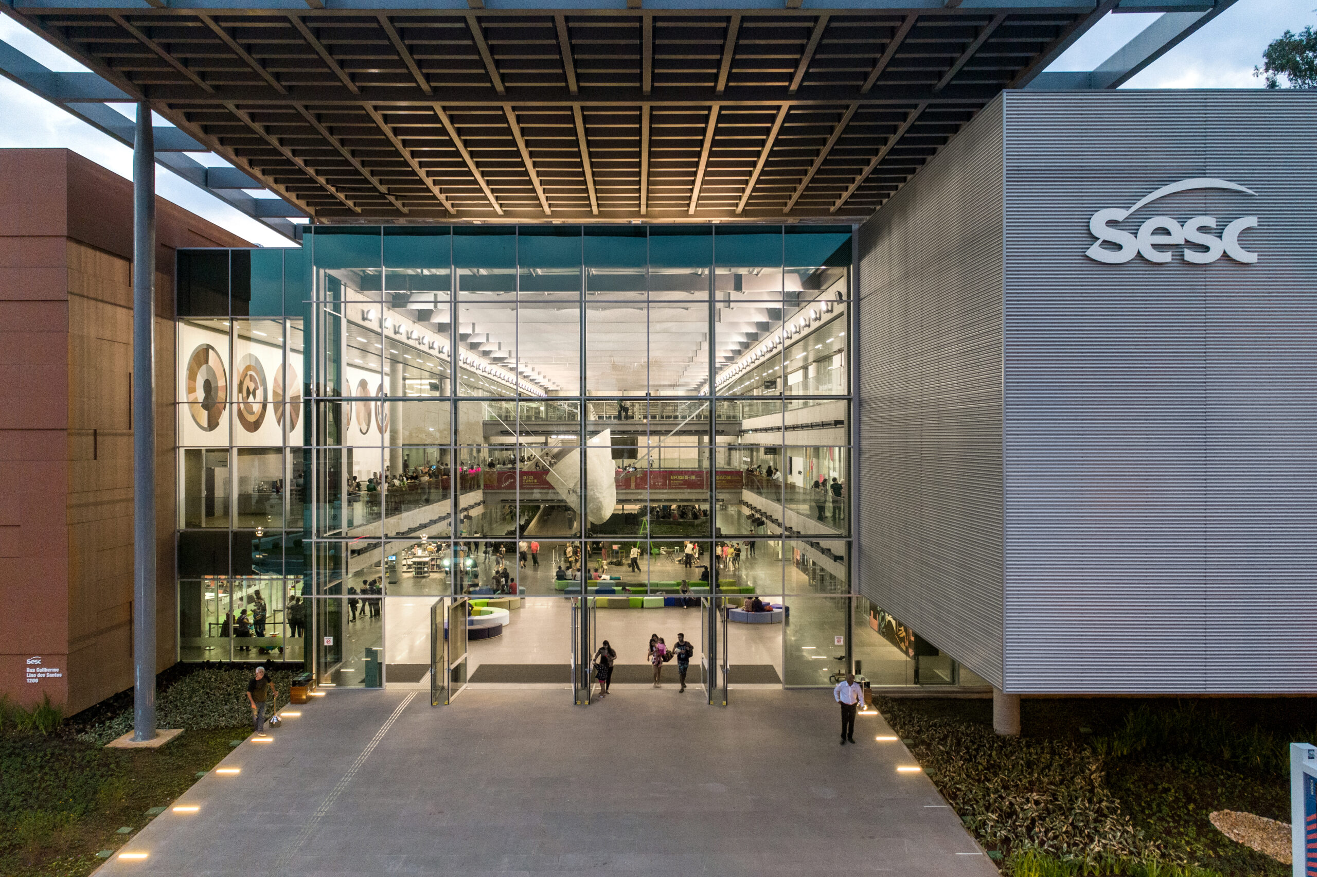 Fachada e área de convivência do Sesc Guarulhos, registro de arquivo Fachada e área de convivência do Sesc Guarulhos, registro de arquivo