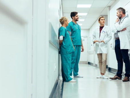 Médicos pesam prescrever controverso medicamento para Alzheimer