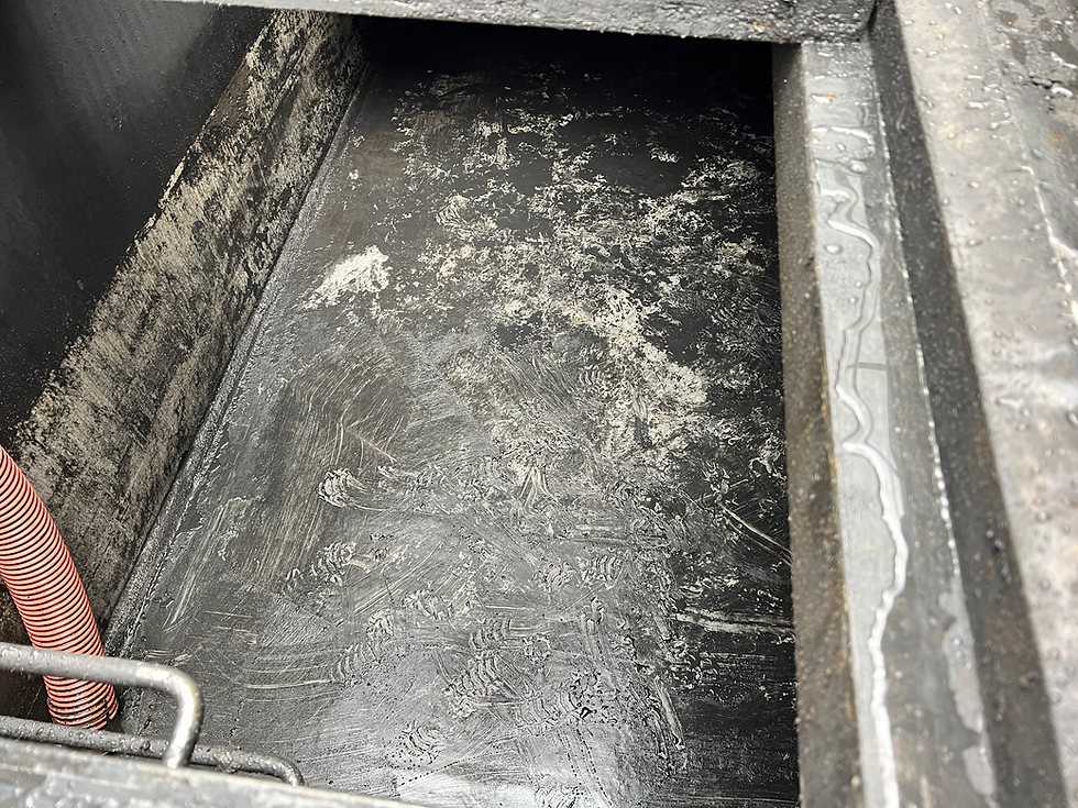 スラッジが完全に除去され、安全・衛生状態が改善された清掃後のピット内部
