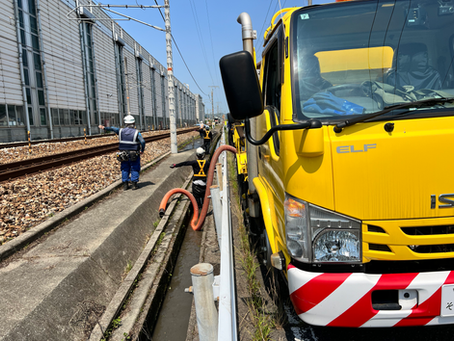 鉄道沿線・線路近接の側溝清掃(厳格な安全基準をクリアする現場対応力)