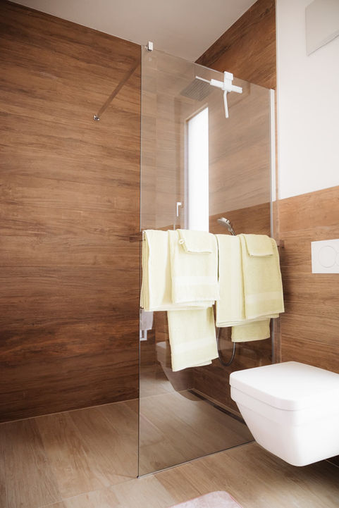 Modernes Badezimmer mit Dusche im Apartment in Medulin