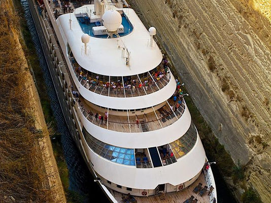 【コリントス運河】　ぶつかりそうで、ギリギリ