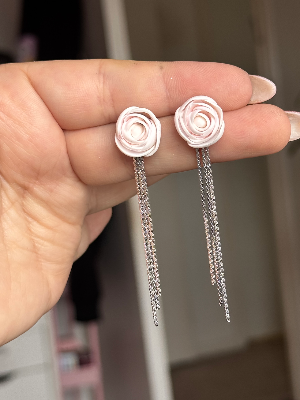 Thumbnail: White Roses 