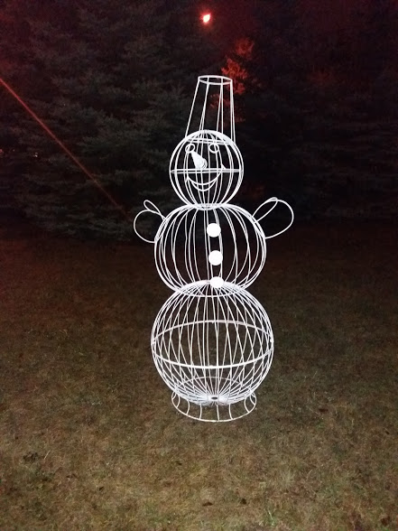 Елка из проволочного каркаса. Как сделать снеговика своими руками из проволоки. Как сделать снеговика своими руками из проволоки. Дизайнерские снеговики. Светящиеся елки из проволоки.