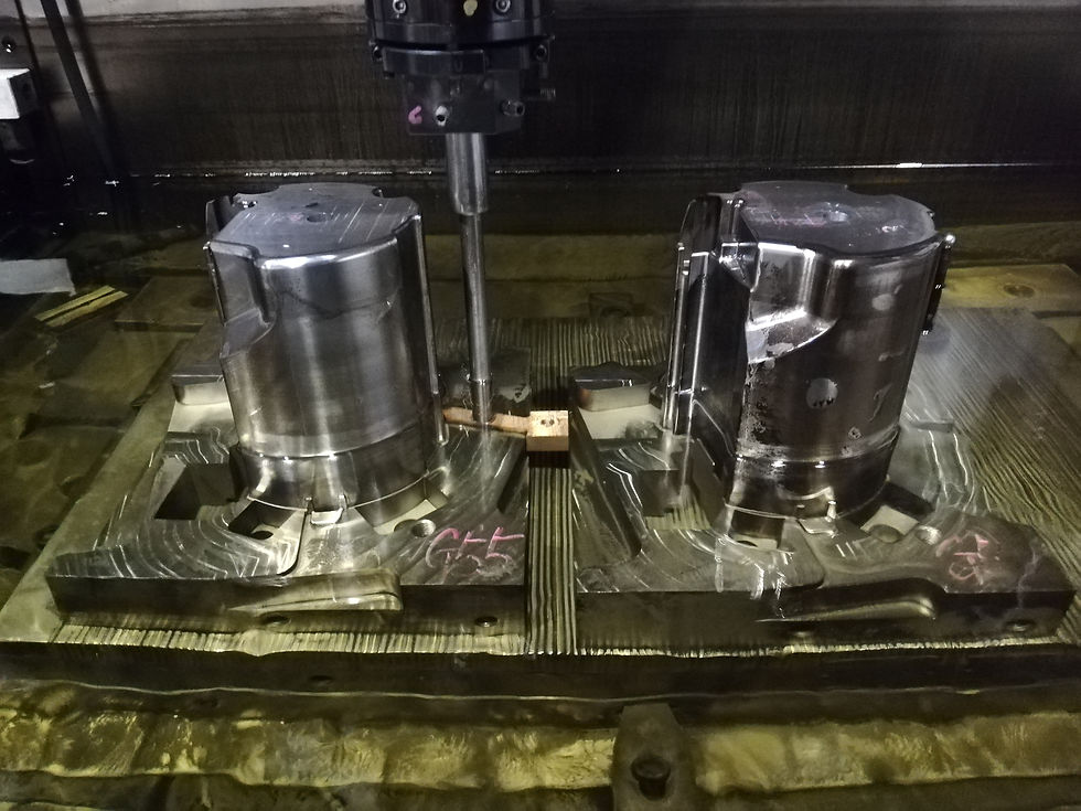 放電加工機で放電加工が行われている様子