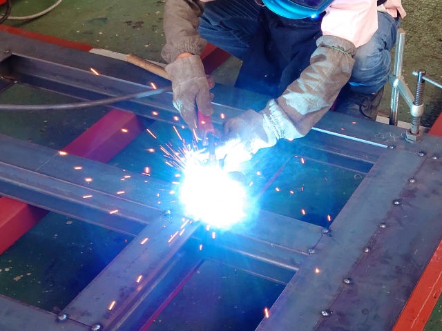 板金同士を溶接すると歪んだり反ったりするのはなぜか?そのメカニズムを図解で説明