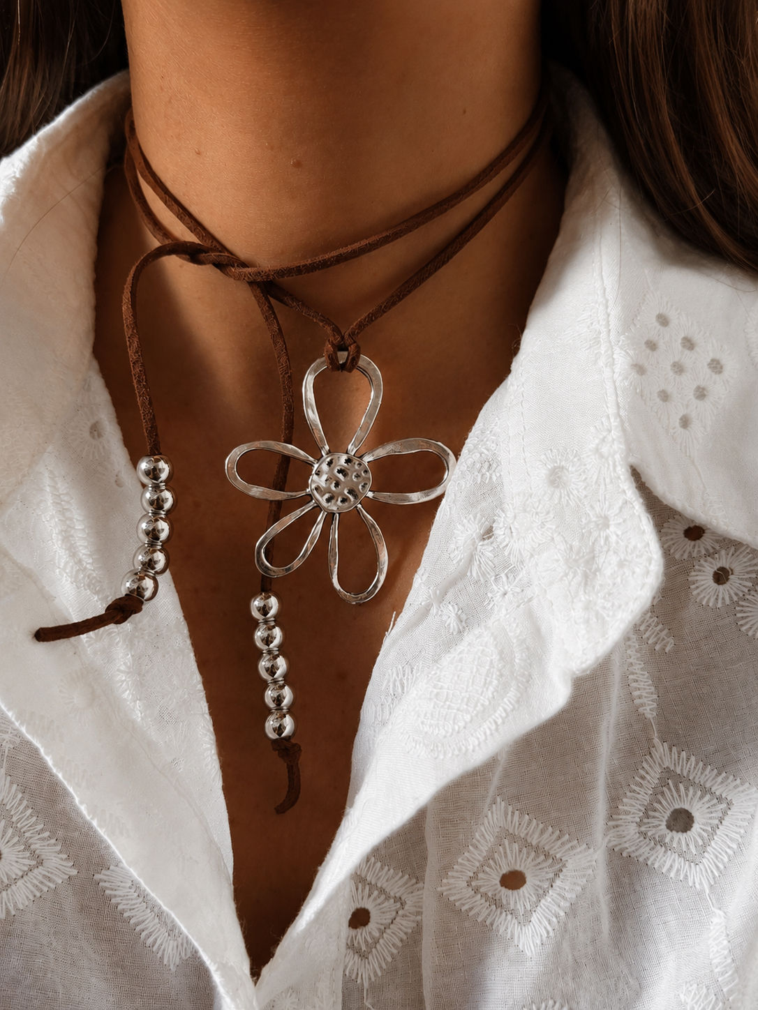 COLLAR FLOR TIENTO MARRÓN 