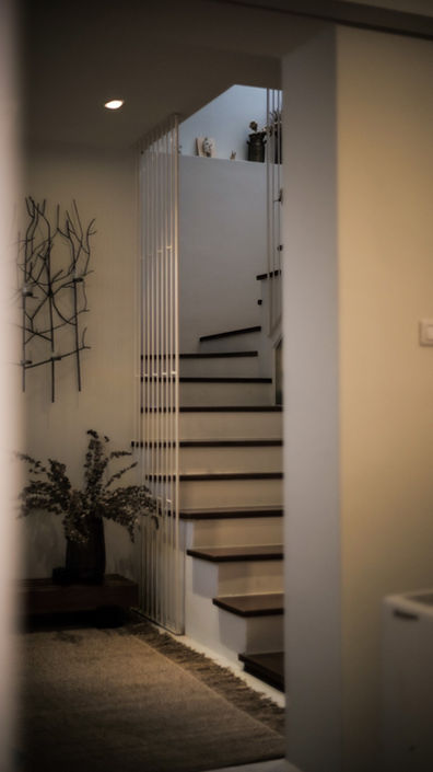 樹下石上為原設計師度假居所,隱身於恆春古城小巷內,因此擁有既寧靜的住宿環境且保有小鎮活動的便利機能。
每間客房皆是獨一無二的設計風格,各有不同的韻味及特色。
客房氛圍寧靜閒適,可俯瞰民宿庭院。
客房配備木制家具和情境燈光照明設計,予人細膩雅緻之感。
館內公共設施設有餐廳、共聚書房及戶外庭院。