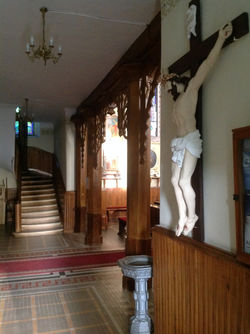 Boczne wejście do kościoła