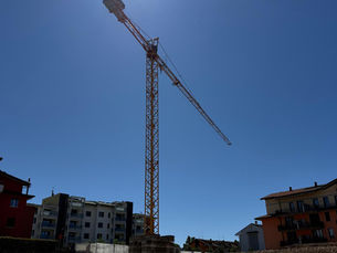 Gru installata nel cantiere Park City Dalmine Tracciamenti completati nel cantiere residenziale di Dalmine Gettata del magrone per le fondamenta della struttura Evoluzione del cantiere Park City in via Pizzo Camino Nuova fase strutturale del progetto Park City Dalmine