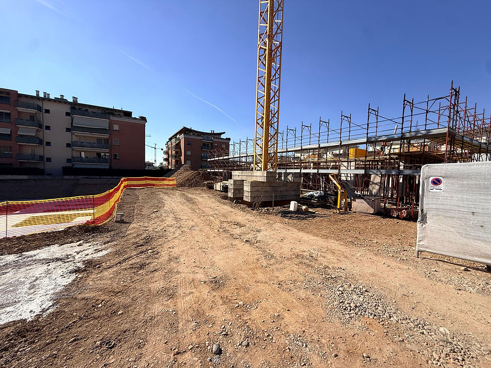 Cantiere Park City Dalmine: la gru e il ponteggio della Palazzina A in elevazione