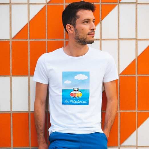 Mathieu Zecchini  des Noobs qui porte le t-shirt emblématique des Matoulonnais devant un mur orange de la piscine du port marchand à Toulon