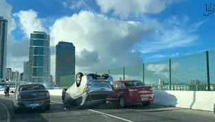 Carro capota no viaduto Nelson Dahia e causa congestionamento na Avenida Paralela