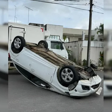 Carro roubado capota durante fuga na região do Clube dos Cem, em Santo Antônio de Jesus