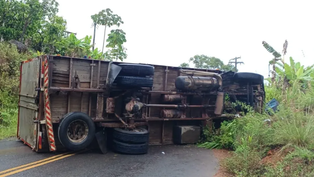Caminhão tomba na BA-540 entre Mutuípe e Amargosa e motorista fica ferido