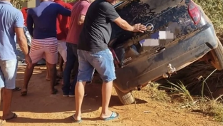 Veículo capota na Ladeira do Ribeirão em Amargosa