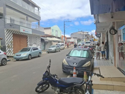 Veículo que estava parado, desce rua e atinge outro no centro de Elísio Medrado