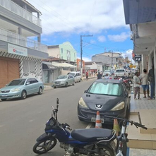 Veículo que estava parado, desce rua e atinge outro no centro de Elísio Medrado