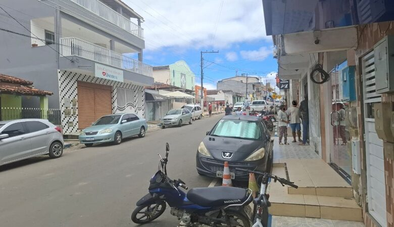 Veículo que estava parado, desce rua e atinge outro no centro de Elísio Medrado