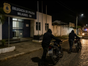 Dois homens furtam motocicletas do pátio da Delegacia de Milagres e abandonam veículos após serem surpreendidos