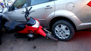 Colisão envolvendo dois carros e uma motocicleta deixa jovens feridos no centro de Brejões