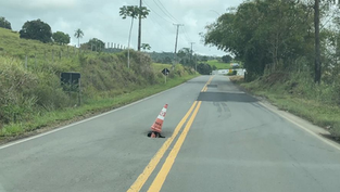 Buraco na BA-026 entre Varzedo e Santo Antônio de Jesus segure exigindo perigo para quem trafega no local