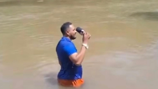 Repórter pisa em corpo durante gravação de matéria sobre afogamento