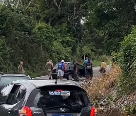 Carro capota na BA-026, em trecho conhecido como Os Dez, no município de Varzedo