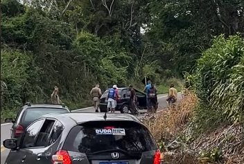 Carro capota na BA-026, em trecho conhecido como Os Dez, no município de Varzedo