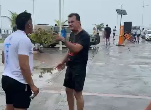 Presidente do Vitória é hostilizado por torcedor do Bahia durante caminhada em Salvador