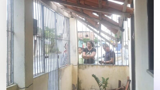 Ônibus colide com casa em Elísio Medrado e quebra parte de telhado