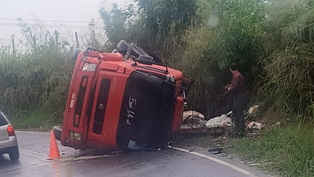 Carreta capota na BA 026 entre Varzedo e Santo Antônio de Jesus