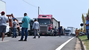 Caminhoneiros anunciam paralisação nacional nesta quinta-feira (04)
