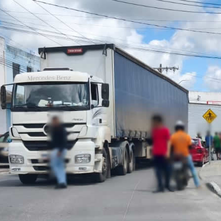 Carro fica imprensado após incidente com carreta em Amargosa