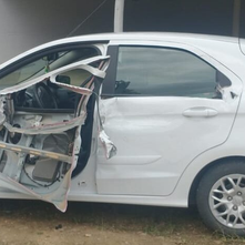 Veículo é atingido por caminhão antes de colidir com bambuzal na BA 026, em Elísio Medrado