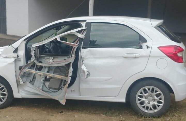 Veículo é atingido por caminhão antes de colidir com bambuzal na BA 026, em Elísio Medrado