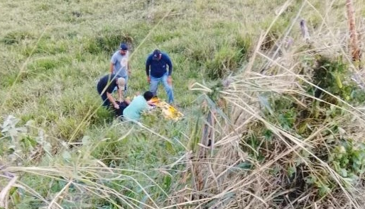 Queda envolvendo motocicleta deixa 2 feridos na BA 120 em Elísio Medrado