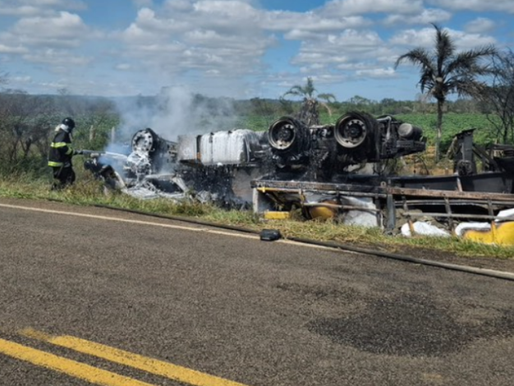 Carreta carregada de cimento capota ao sair da pista na BA-026