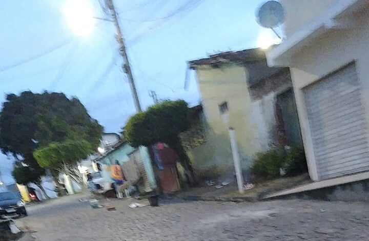 Fiação elétrica rompe em rua de Amargosa gerando medo e preocupação