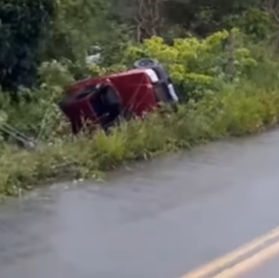 Carro capota próximo na BA 540, entre os municípios de Amargosa e Mutuípe