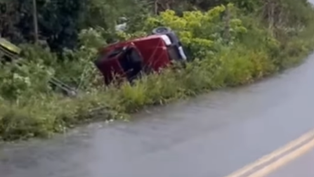 Carro capota próximo na BA 540, entre os municípios de Amargosa e Mutuípe
