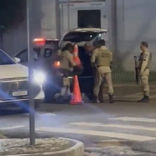Homem quebra porta de vidro da agência do Banco do Brasil de Amargosa e é detido pela polícia militar